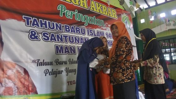 MAN KOTA TEGAL BERIKAN SANTUNAN ANAK YATIM DAN KURANG MAMPU